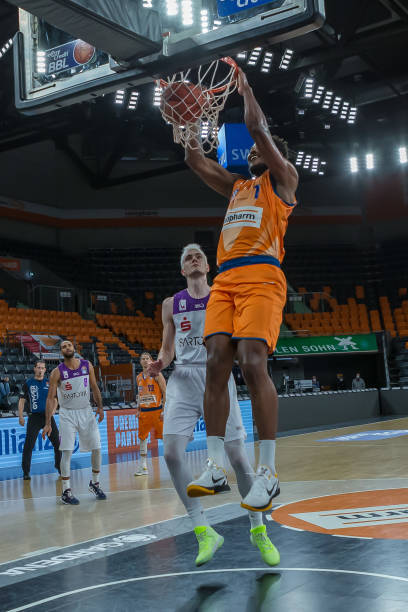 随着中国足 随着中国足